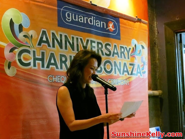 Guardian Charity Bonanza 2013, bijan Restaurant, guardian event, charity, cheque presentation, Loi Liang Tok, Guardian Chief Operating Officer