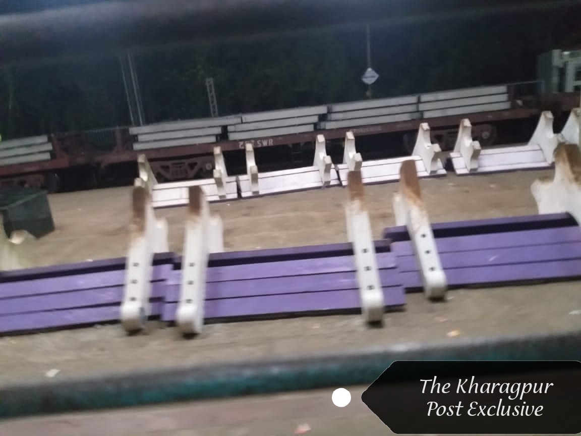 লুটেরাদের হাতে উলুবেড়িয়া স্টেশন, স্টেশনের কাউন্টার থেকে লুট চার লাখ টাকা, ভাঙচুর ৮`টি কম্পিউটার 5 লুটেরাদের হাতে উলুবেড়িয়া স্টেশন, স্টেশনের কাউন্টার থেকে লুট চার লাখ টাকা, ভাঙচুর ৮`টি কম্পিউটার