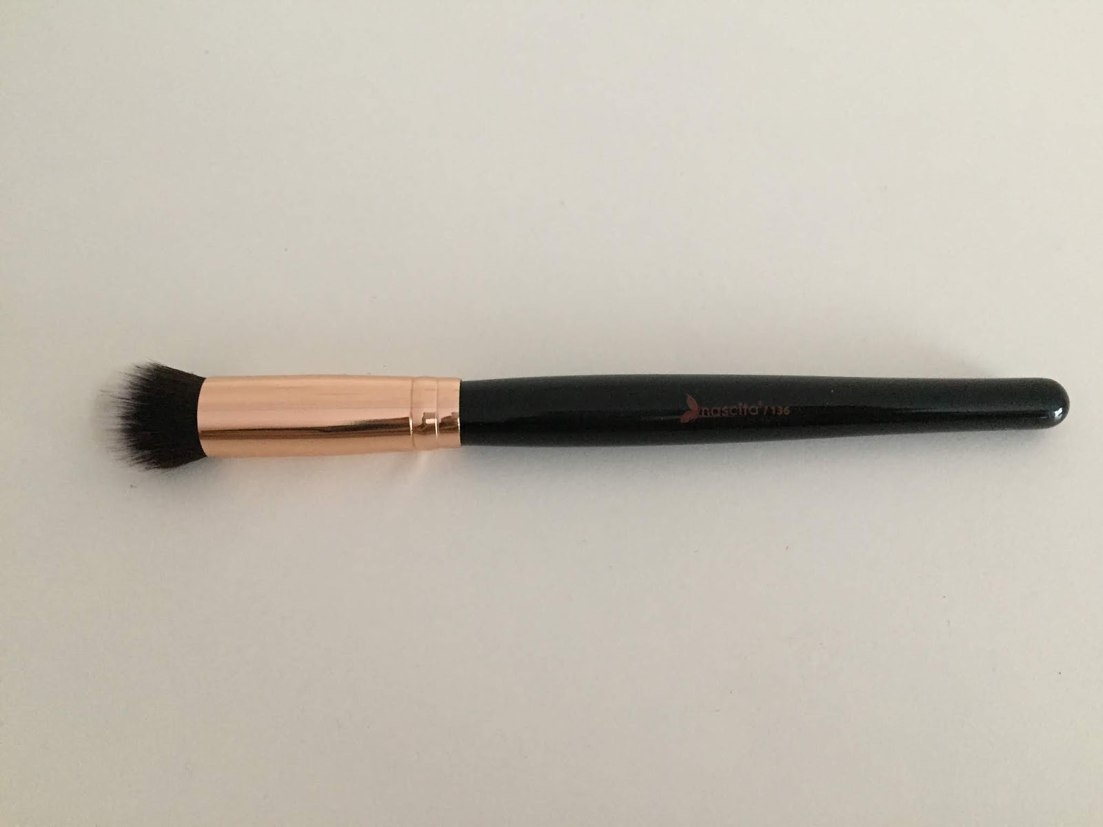 Nascita Professional Oval Yapılı Kapatıcı Fırçası (136)