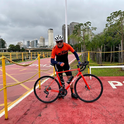 O empresário Raul Fernandes Jr com uma KTM Revelator Alto Elite - Foto: Divulgação O empresário Raul Fernandes Jr com uma KTM Revelator Alto Elite - Foto: Divulgação