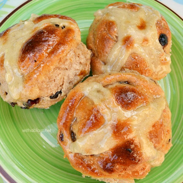 deze warme Kruisbroodjes zonder gist zijn de perfecte Pasen-traktatie en zijn gemengd, gebakken en klaar om in minder dan een uur te serveren