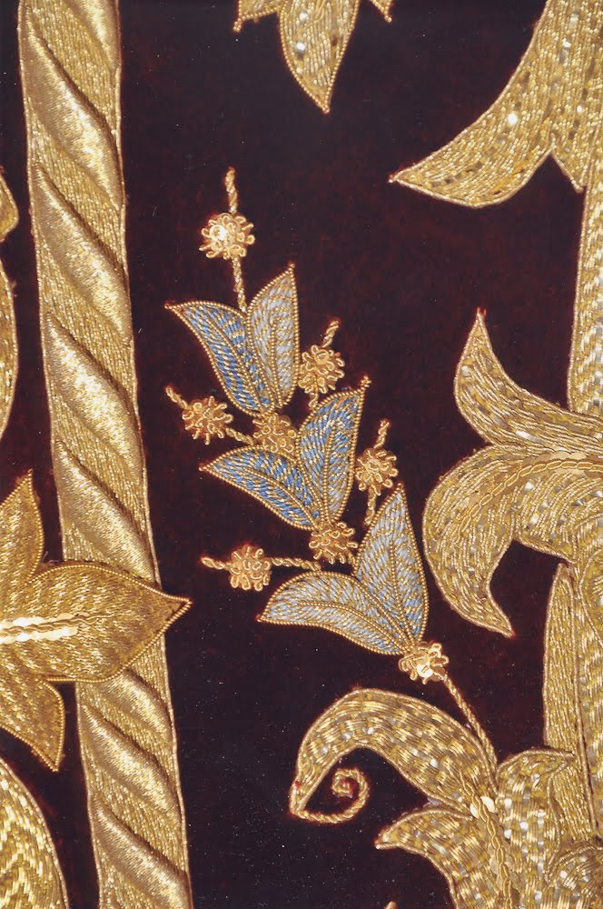 CENTRO DE DISTRIBUCION COFRADE: DETALLES DE BORDADOS EN ORO