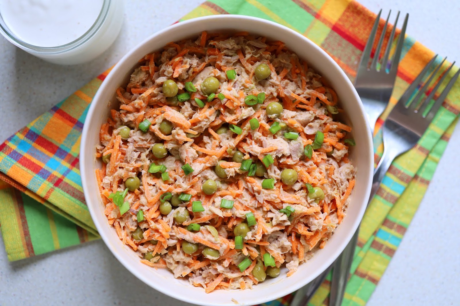 Салат с тунцом, морковью и горошком