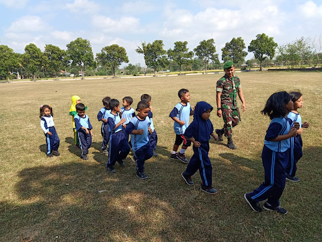 Satgas TMMD Reg 105 Latih Fisik Anak SD 4 Jimbung