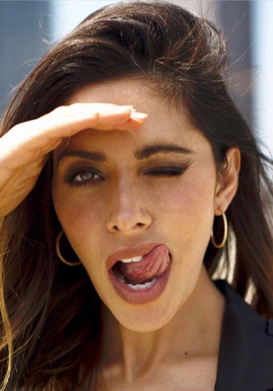 DC COMICS AND ARROWVERSE : Black Adam Star Sarah Shahi – PhotoBook