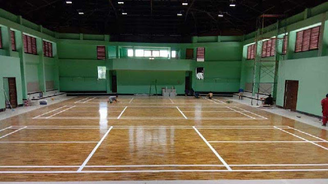 Arena lapangan badminton lantai kayu