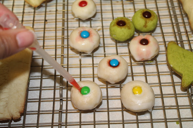 spooky eyes cookies, eyeball cookies, finger cookies, witch finger cookies, halloween party cookies,jack o lantern cocookies,decorated cookies, best decorated cookies, fall cookies, Halloween cookies,