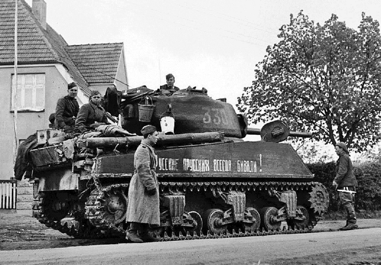 два танкиста. т-62 средний танк. ул танкистов 15 саратов. м4 шерман ссср. танкистов 2а.