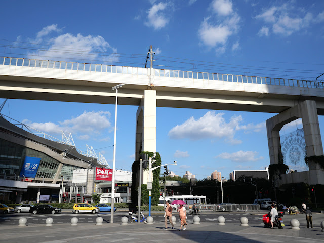 clouds appearing above and below Line 3 of the Shanghai Metro