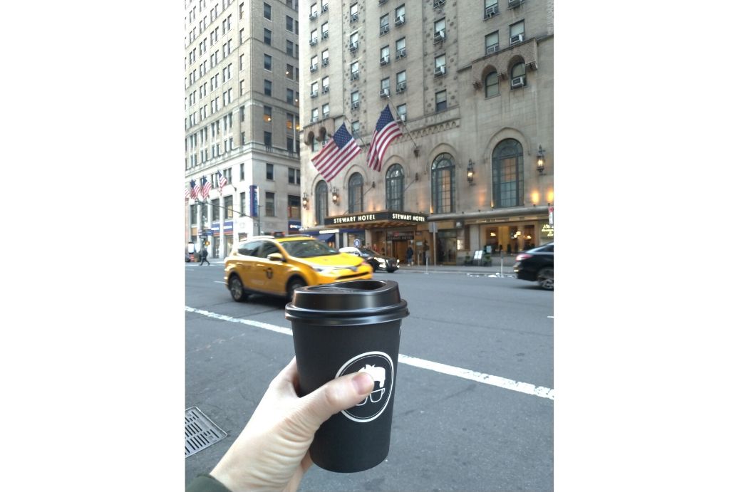 americké kafe a žlutý newyorský taxík