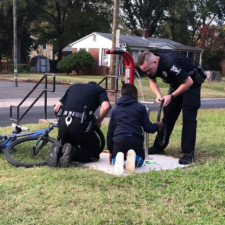 20 Times Police Officers Showed Their Kindness