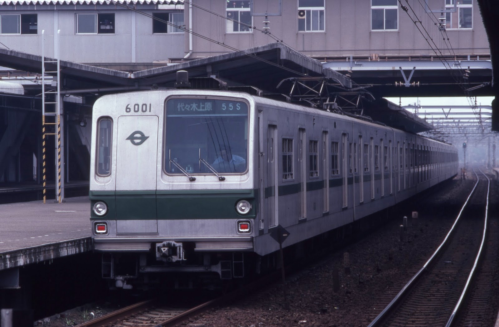 鉄道写真、こぴっと撮ってます! デザイン革命を起した営団6000系。