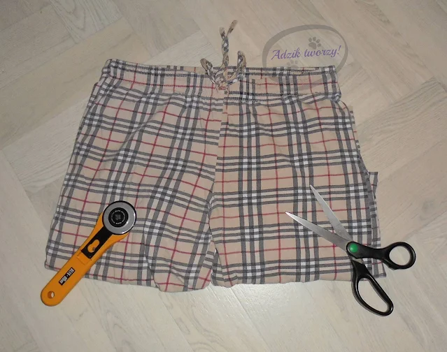 jak zrobić wykrój na spodnie DIY na podstawie noszonych spodni - Adzik tworzy