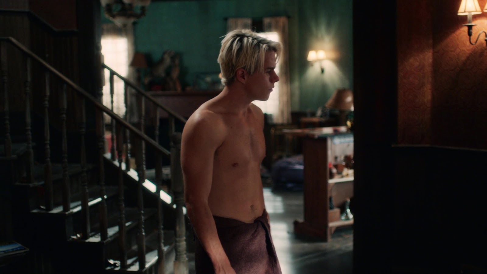 Jake Manley Mostra Il Sedere & Thomas Elms Shirtless.