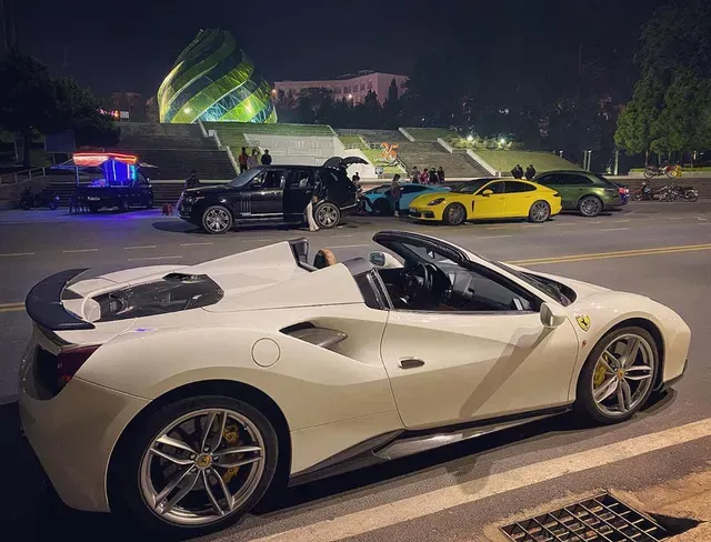 Ferrari 488 Spider độ Novitec bất ngờ xuất hiện tại Đà Lạt, hội ngộ cùng dàn xe tiền tỷ của giới nhà giàu Sài Gòn Ferrari 488 Spider độ Novitec bất ngờ xuất hiện tại Đà Lạt, hội ngộ cùng dàn xe tiền tỷ của giới nhà giàu Sài Gòn
