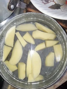 put-potato-in-water
