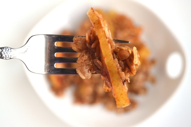 These Grilled Apple Crisp Packets are full of flavor, take about 10 minutes to make and are a healthier but still delicious dessert! www.nutritionistreviews.com