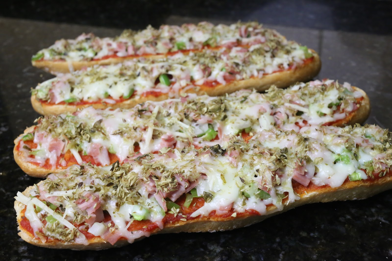 Recetas fáciles de cocina para cocinillas: Baguette pizza de jamón y queso