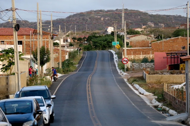 João Azevêdo entrega estradas que beneficiam mais de 40 mil moradores do Cariri