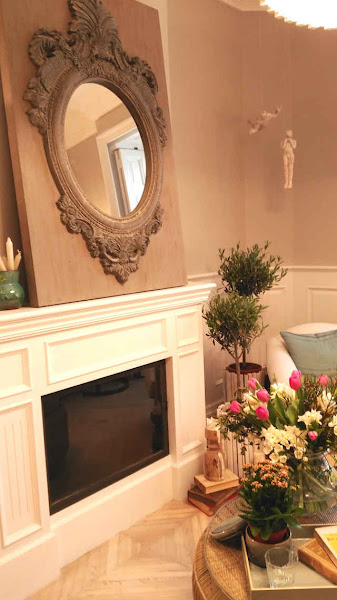 chimenea con espejo sobre tabla