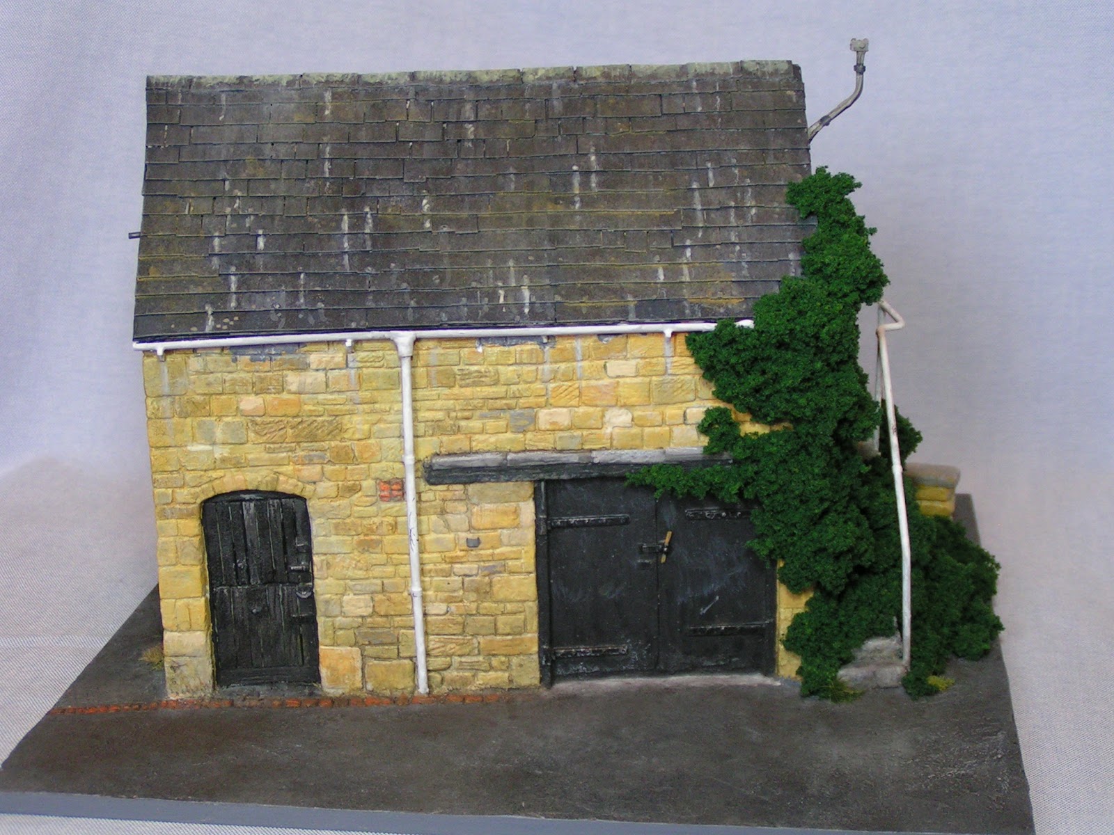 Dampf's modelling page Kennel Lane, Broadway adding the foliage