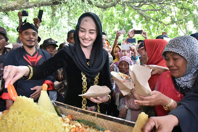 Novita Hardini Berbagi Sedekah Bumi Dalam Nyadran Dam Mbagong