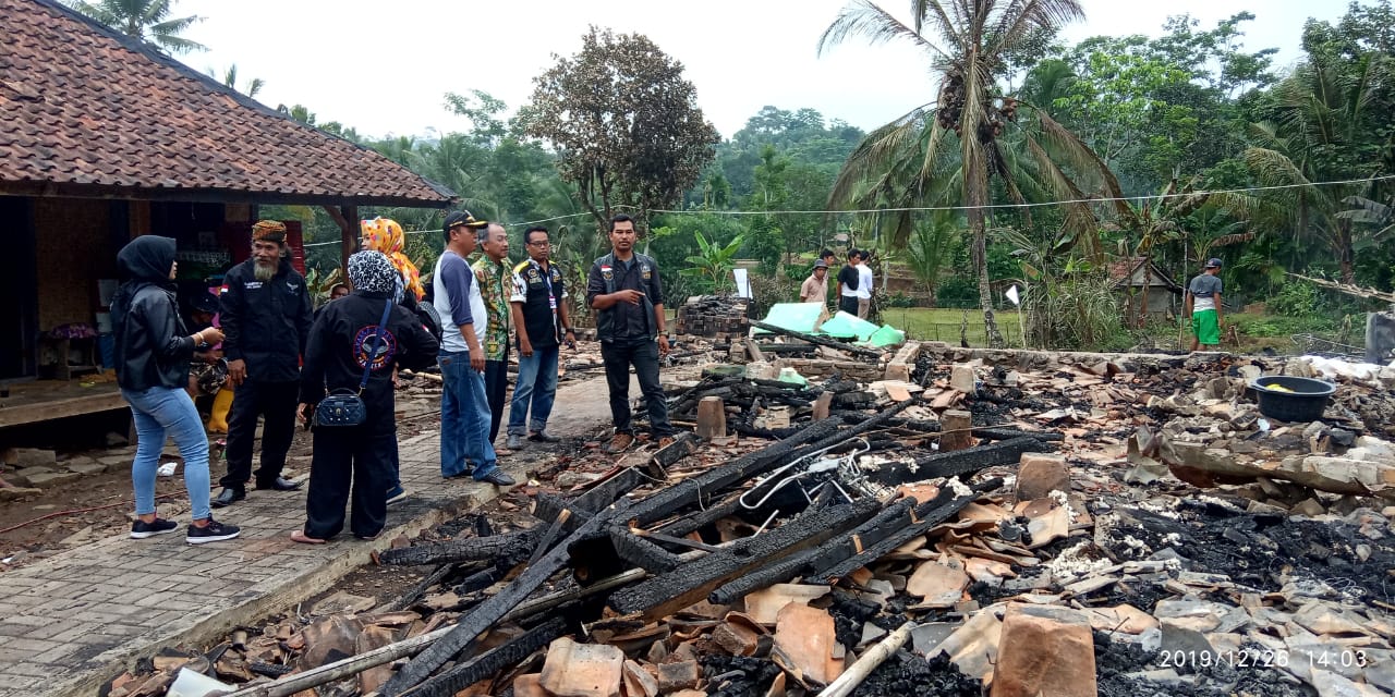PULUHAN RUMAH HABIS TERBAKAR ,DIDUGA AKIBAT KORSLETING LISTRIK LEBAK