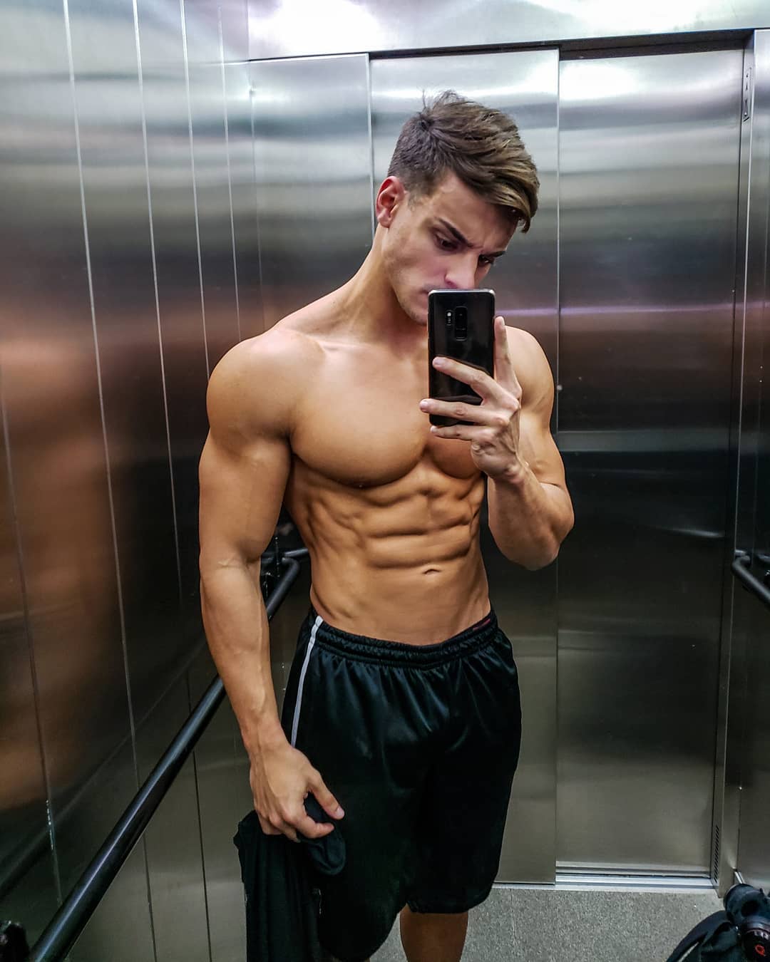 shirtless-brazilian-hot-guys-big-pecs-elevator-selfie