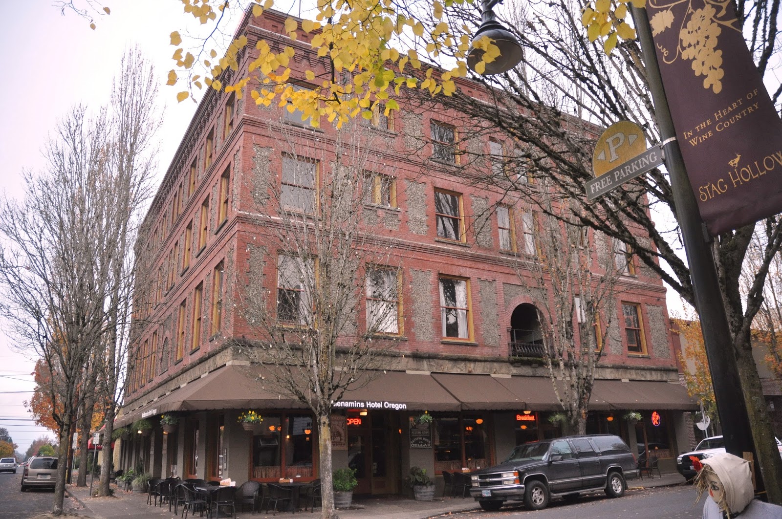 W I L D C A T V I L L E The Coaches’ Room’ of McMinnville’s Hotel Oregon honors Linfield’s