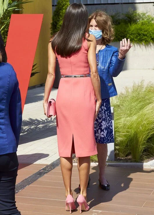 Queen Letizia wore a button detail stretch wool pink dress from Michael Kors. Pink clutch and pink pumps