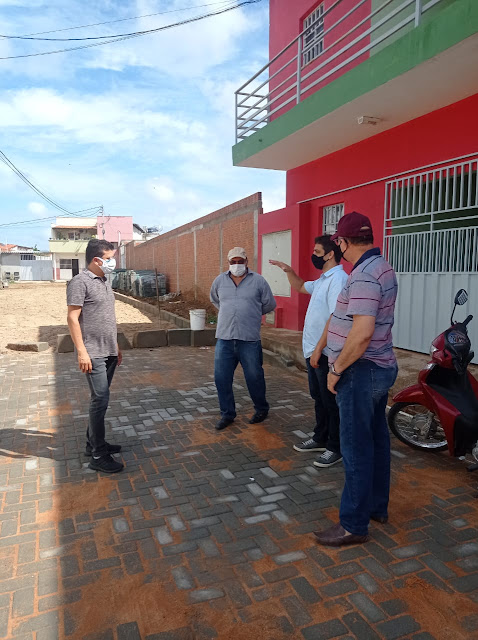 Prefeito Juninho Alves e vice-prefeito Paulo Brasil visitam pavimentação em ruas dos conjuntos Aroldo Maia e Guido Gurgel Caraúbas