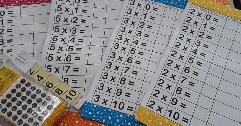 Cole os números que faltam aprendendo a tabuada de multiplicação prática de  caligrafia planilha de desenvolvimento de educação página de atividade  colorida jogo para crianças