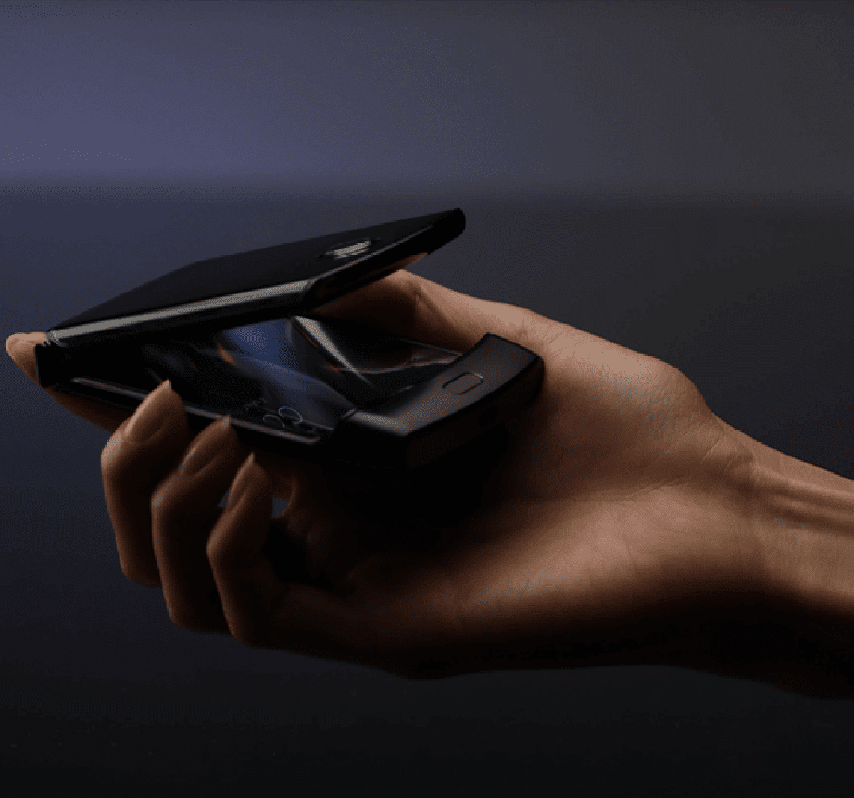 عالم الكمبيوتر: أولى صور هاتف Motorola RAZR الجديد