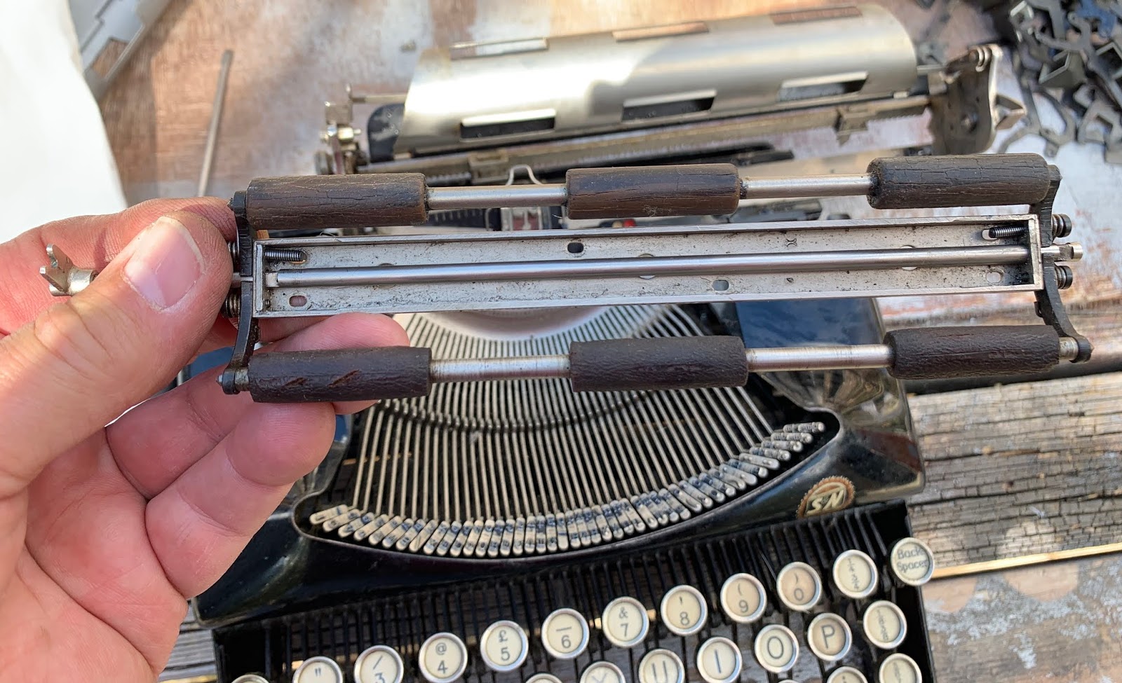 oz.Typewriter Changing the Feed Rollers on a Bijou (Erika) Model 5