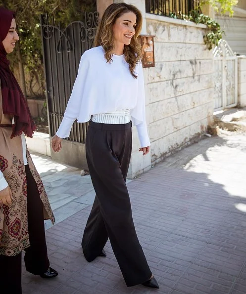 Queen Rania visited Eureka Tech Academy on Wednesday and met with academicians and students. Queen Rania style blouse