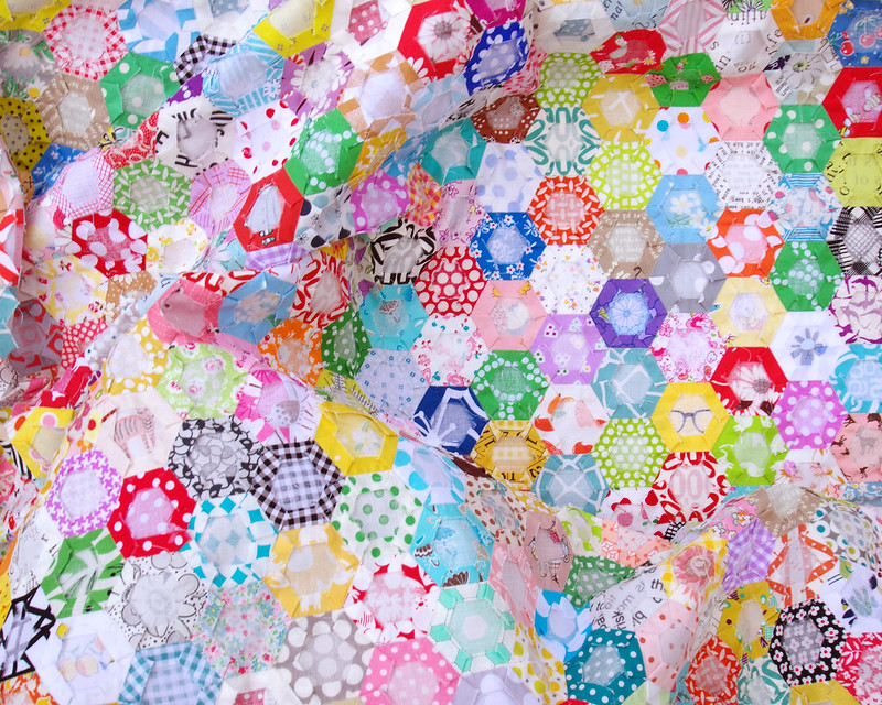 Scrappy Hexagon Quilt | © Red Pepper Quilts 2019 #scrapquilt #slowsewing #englishpaperpiecing