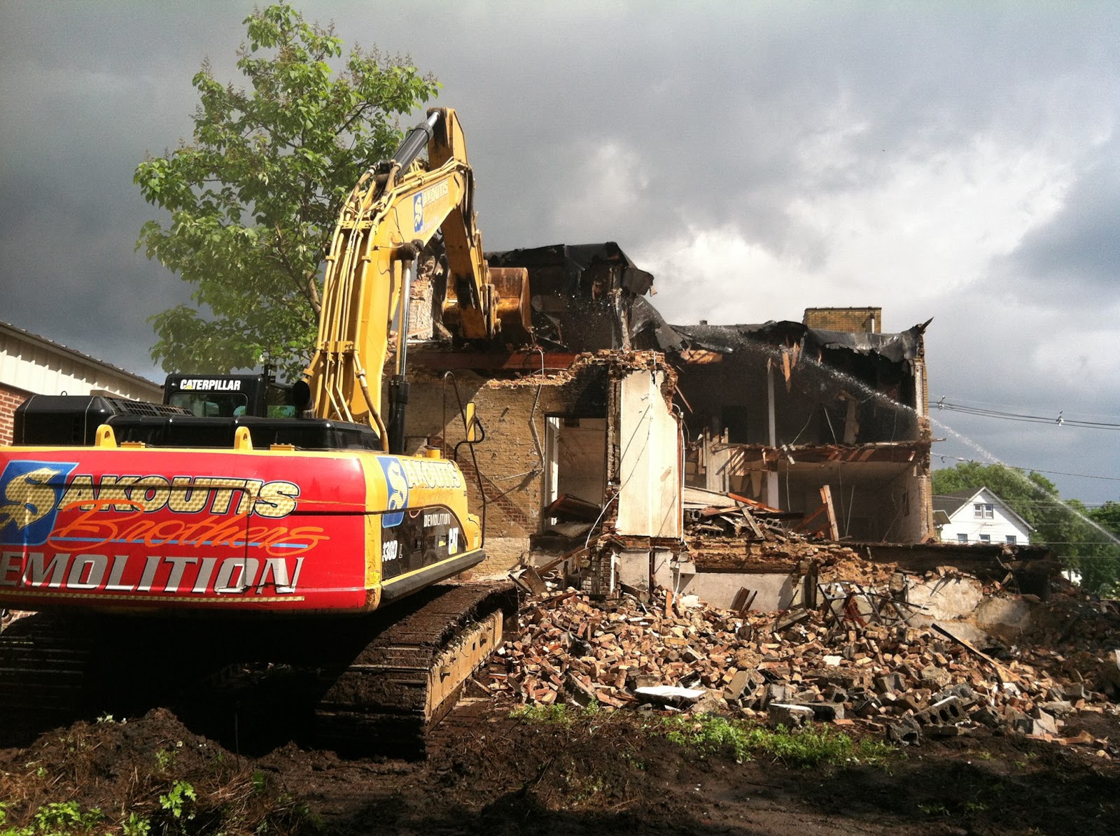 MEC&F Expert Engineers 3alarm fire after large piles of garbage