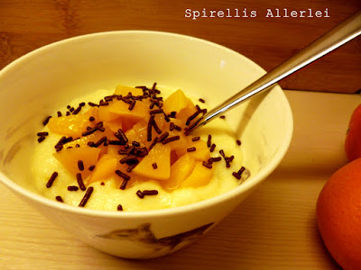 Kokosgriesbrei mit Früchten und Schokolade