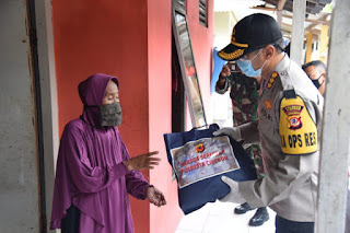 Kapolresta Cirebon Kombes Pol. M. Syahduddi, S.I.K., M.Si Turun Langsung Bagikan Sembako Untuk Masyarakat Terdampak Covid - 19 Kapolresta Cirebon Kombes Pol. M. Syahduddi, S.I.K., M.Si Turun Langsung Bagikan Sembako Untuk Masyarakat Terdampak Covid - 19
