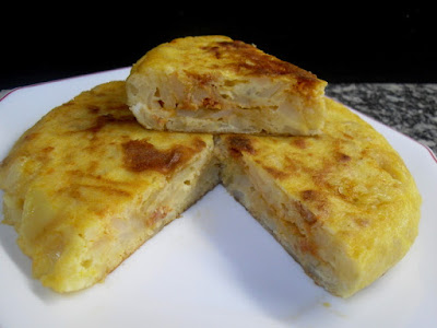 Tortilla de patatas, queso y sobrasada.