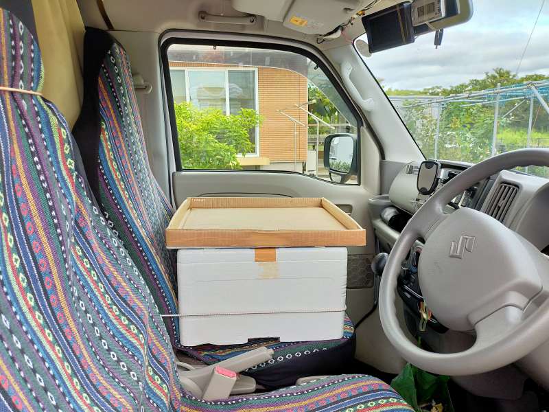 車中泊用軽バン助手席に置く収納兼用テーブル