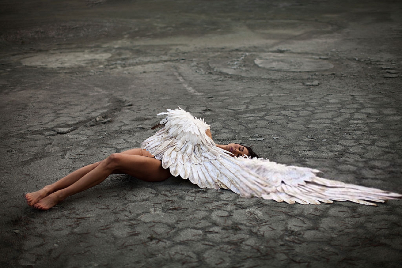Найти сломанные крылья. Девушка с крыльями. Девушка с крыльями птицы. Человек с крыльями. Девушка ангел с крыльями.