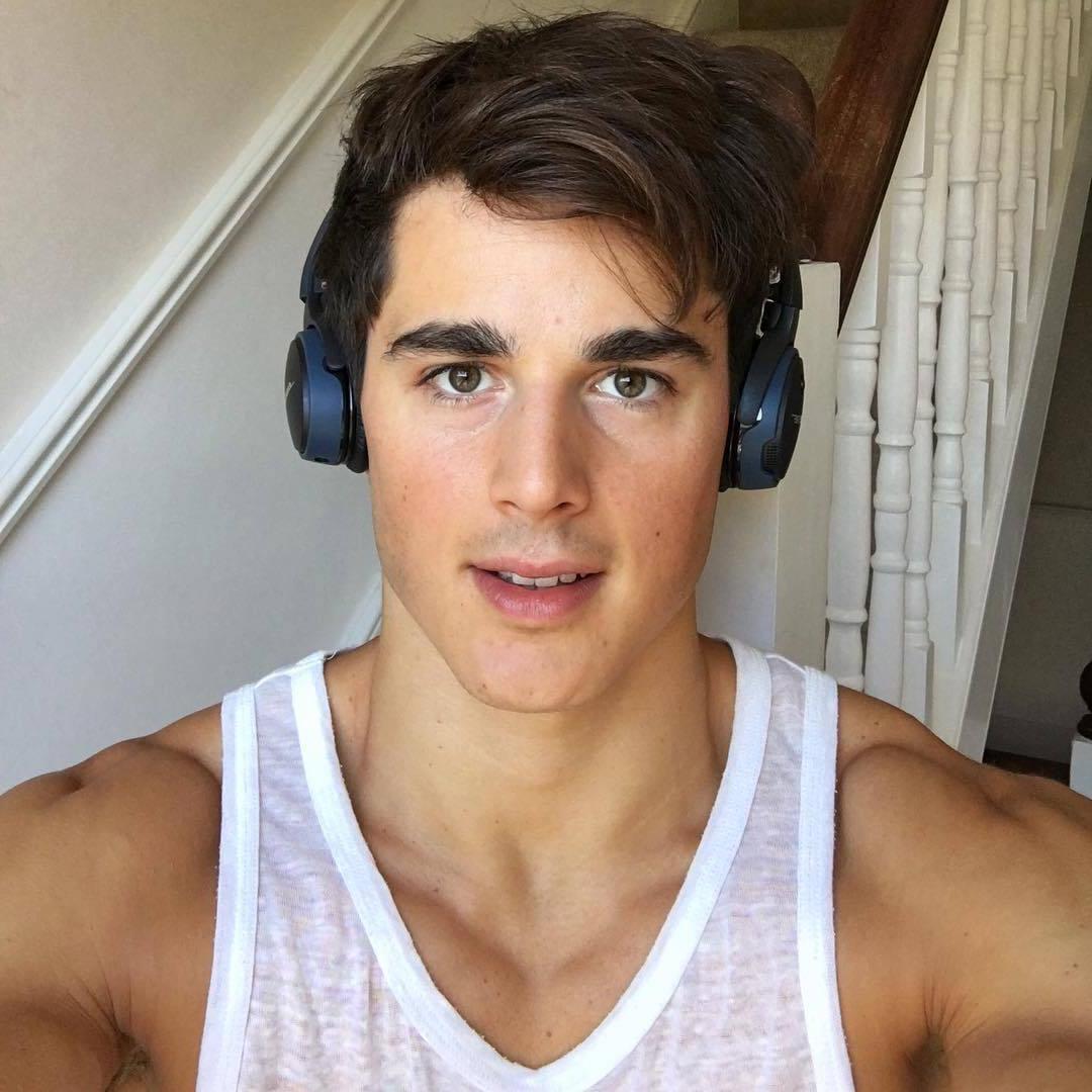 handsome-male-model-selfies-pietro-boselli-close-up