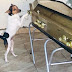 Cachorro chora em velório de dona e comove presentes.
