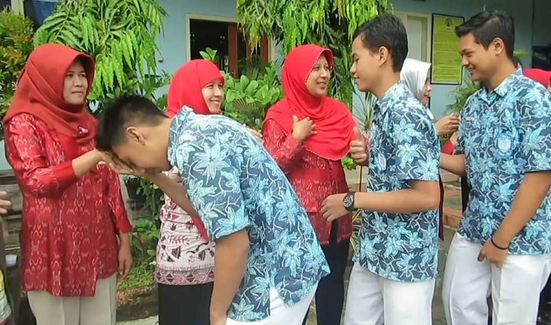 8 Adab Menghormati dan Menghargai Guru yang Harus Dilakukan Siswa