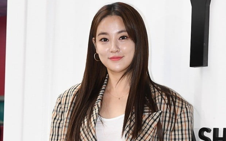 lee jooyeon ignored beautiful pose after video lee jooyeon ignored beautiful pose after video