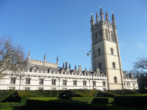  2. Menikmati keindahan menara Magdalen College