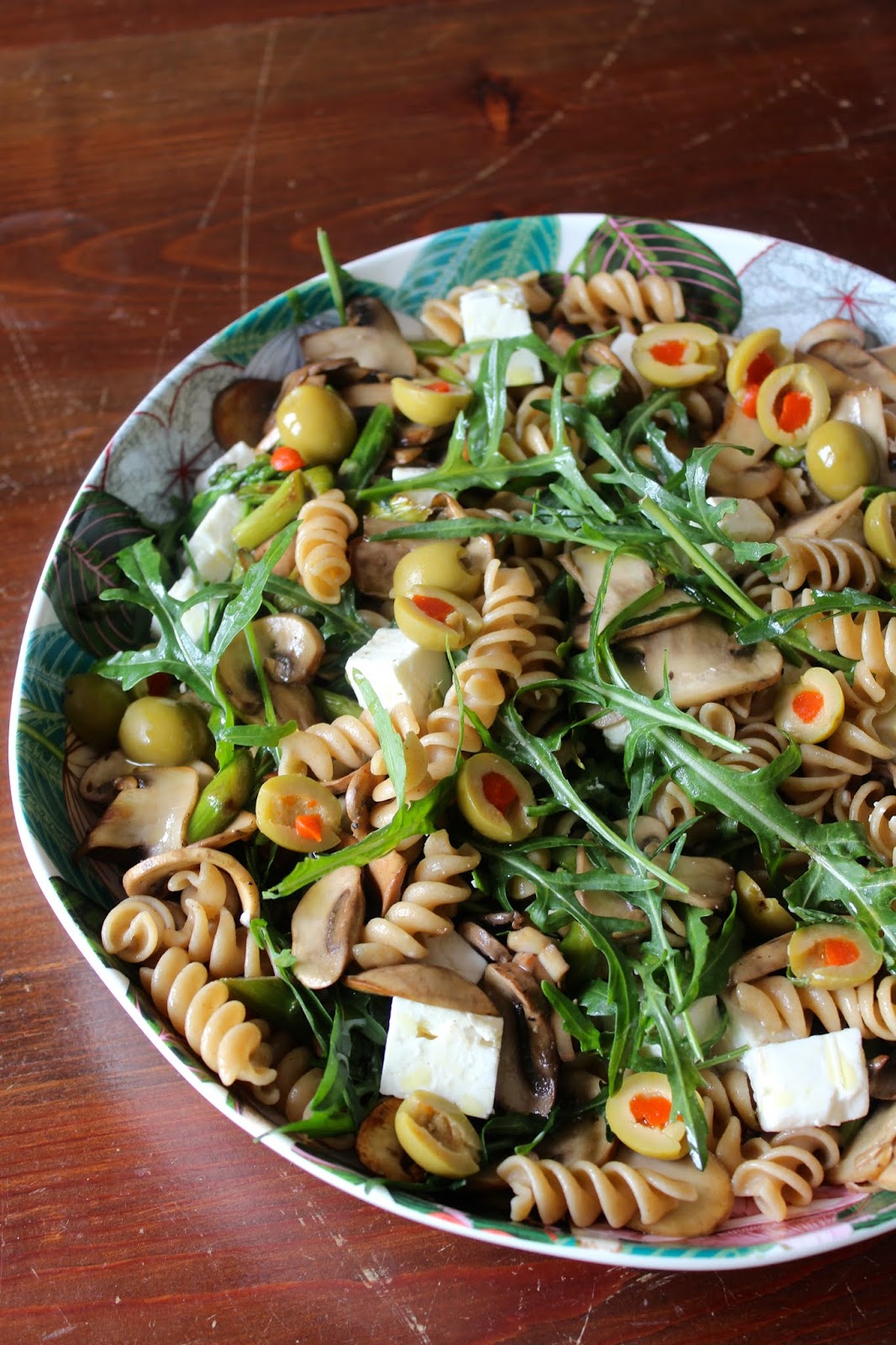 Salada de Massa Integral com Rúcula, Espargos, Cogumelos e Queijo Feta