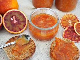 Mermelada de naranjas sanguinas, blood orange, con su característico color rojo, perfecta para el desayuno