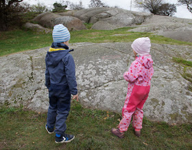 Faszinierende Felsen, wunderschöne Häfen und eine knallgelbe Kirche: Eine spannende Tour durch den Norden von Bornholm. Die Felsritzungen von Madsebakke fanden unsere Kinder spannend.
